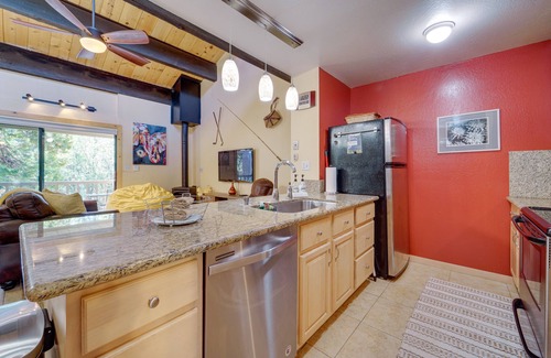Kings Beach Condominio | 1 Mi to Lake Tahoe: Condo w/ Deck in Kings Beach!