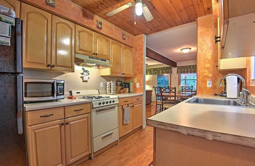 Greentown Casa | ¡Tranquila casa 3BR con terraza cerca del lago Wallenpaupack!