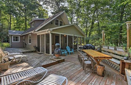 Greentown Casa | 1 Mi to Lake Wallenpaupack Pocono Mountain Home!
