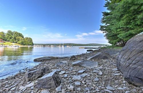 Greentown Casa | 1 Mi to Lake Wallenpaupack Pocono Mountain Home!