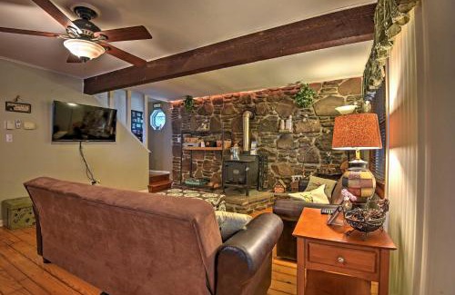 Greentown Casa | 1 Mi to Lake Wallenpaupack Pocono Mountain Home!