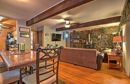 Greentown Casa | 1 Mi to Lake Wallenpaupack Pocono Mountain Home!