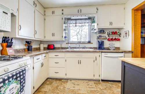 Green Bay Casa | 1 Mi to Lambeau Field Residential Home with Yard