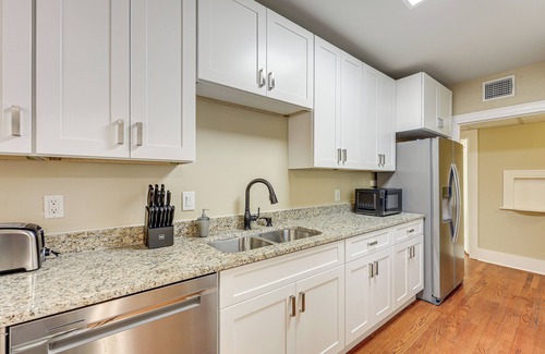 Uptown Apartamento | 1 Mi to San Antonio Zoo: Olmos Park Apt!