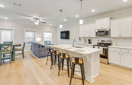 Panama City Beach Casa | 1 Mi to Sand & Surf: Townhome w/Pool in PCB!