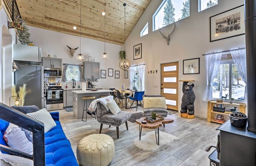 Saint Mary's Cabina | 1 Mi to St Mary’s Glacier Trail: Modern Mtn Cabin!