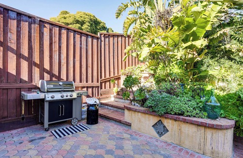 North and East Casa | 1 Mi to Train: Bay Area Home w/Skyline Views!