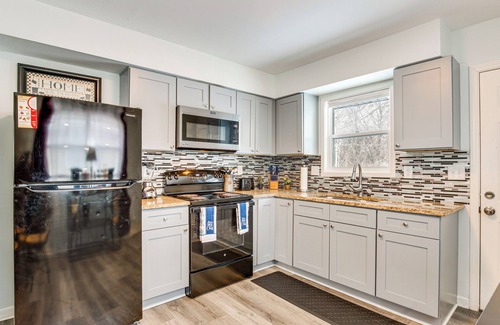 Sugar Creek Apartamento | 1 Mi to Truman Library: Apt w/ Large Yard!