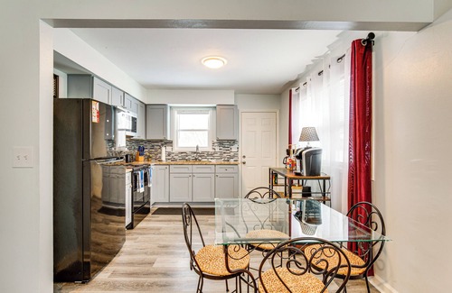 Sugar Creek Apartamento | 1 Mi to Truman Library: Apt w/ Large Yard!