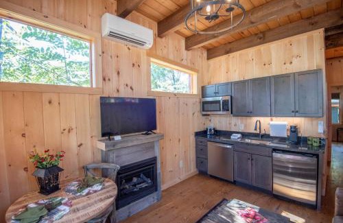 West Jefferson Casa | 1 Mile to Downtown West Jefferson Camping Cabin #2