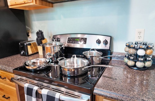 Tannersville Chalet De Esquí | 1 Min to Camelback! Creekside HotTub/Sauna/Firepit