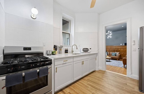 Upper Manhattan Apartamento | 1 Min to Subway: King Bed, Luxe Airy Space + Patio