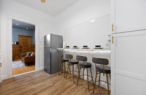 Upper Manhattan Apartamento | 1 Min to Subway: King Bed, Luxe Airy Space + Patio