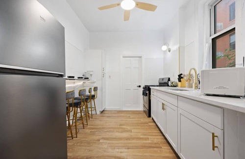 Upper Manhattan Apartamento | 1 Min to Subway: King Bed, Luxe Airy Space + Patio
