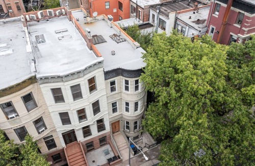 Upper Manhattan Apartamento | 1 Min to Subway: King Bed, Luxe Airy Space + Patio