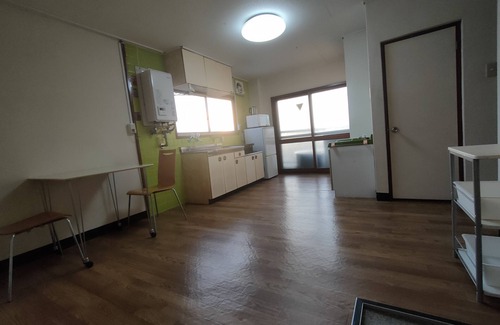 Naniwa Apartamento | 1 min walk from JR station, 6 min walk from subway station, 2/3 min train ride to Namba/Shinsaibashi, 45 sq.m. 2LDK, Guest house Chine Room 405