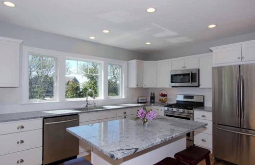 Dennis Port Casa | 1 min walk from private beach - 4 bd main house, 2 bd carriage house!