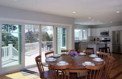 Dennis Port Casa | 1 min walk from private beach - 4 bd main house, 2 bd carriage house!