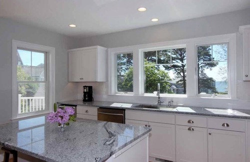 Dennis Port Casa | 1 min walk from private beach - 4 bd main house, 2 bd carriage house!