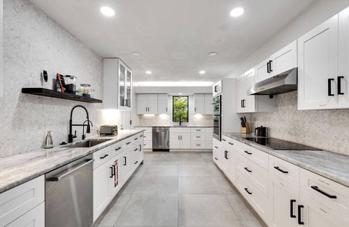 Birch Park Finger Streets Casa | <1 Min WALK to Beach, Heated Pool, Modern Oasis, 5 bedroom, 8 beds, 4 bathrooms
