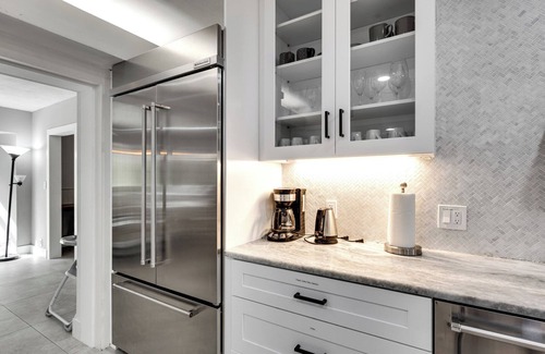 Birch Park Finger Streets Casa | <1 Min WALK to Beach, Heated Pool, Modern Oasis, 5 bedroom, 8 beds, 4 bathrooms