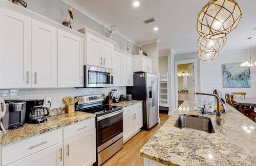 Gulf Shores Casa | 1 Min walk to beach | Sleeps 10 | Pool & Pier