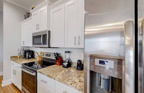 Gulf Shores Casa | 1 Min walk to beach | Sleeps 10 | Pool & Pier