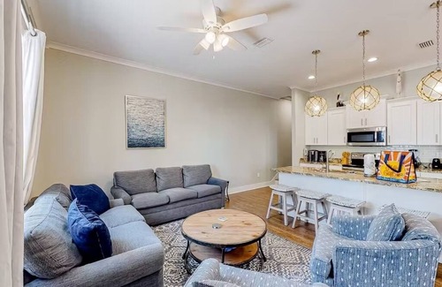 Gulf Shores Casa | 1 Min walk to beach | Sleeps 10 | Pool & Pier