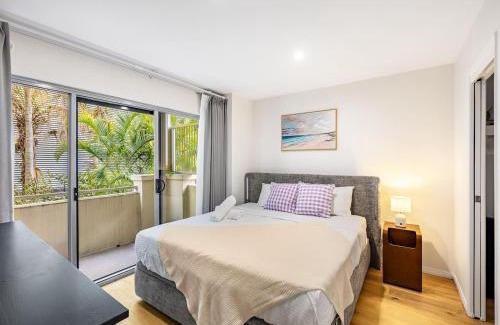 Indooroopilly Apartamento | 1 Min Walk to Mall Modern Apt with Balcony and Pool