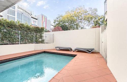 Indooroopilly Apartamento | 1 Min Walk to Mall Modern Apt with Balcony and Pool
