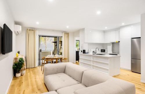 Indooroopilly Apartamento | 1 Min Walk to Mall Modern Apt with Balcony and Pool