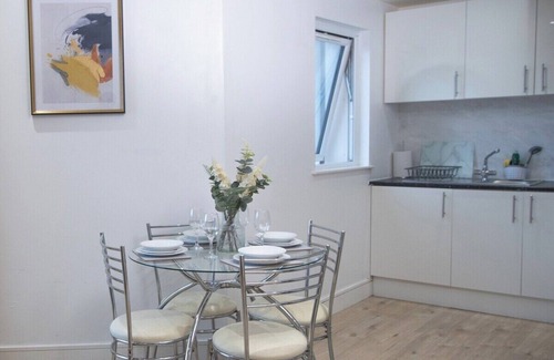 Luton Apartamento | 1-min walk to Town & Station I Near Airport I Parking