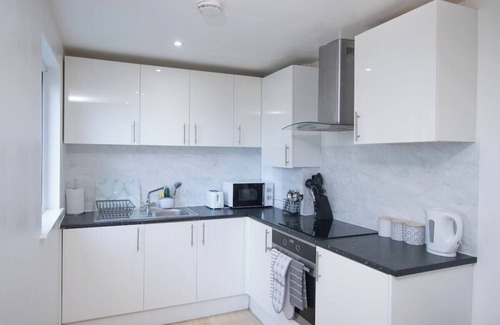 Luton Apartamento | 1-min walk to Town & Station I Near Airport I Parking