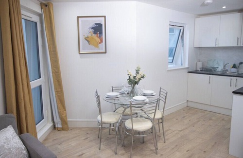 Luton Apartamento | 1-min walk to Town & Station I Near Airport I Parking