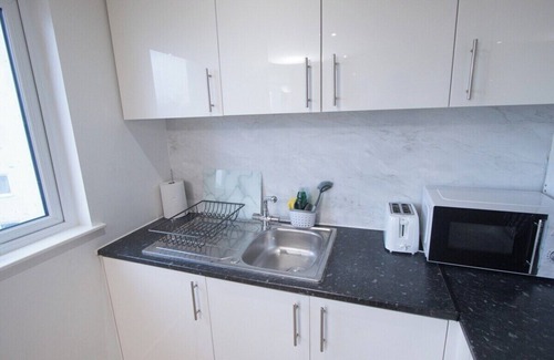 Luton Apartamento | 1-min walk to Town & Station I Near Airport I Parking