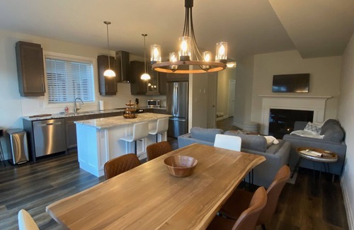 The Blue Mountains Casa | 1 minute from Blue Mountain Ski Resort Brand New Built Sep 23 Luxury Chalet Home