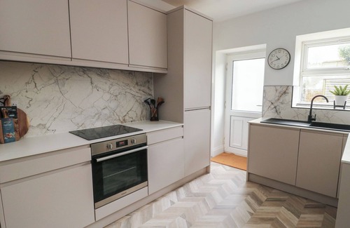 Holyhead Cabaña | 1 MONA TERRACE, pet friendly, with open fire in Llanfachraeth