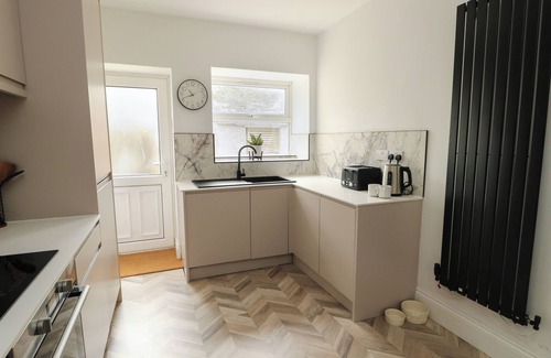 Holyhead Cabaña | 1 MONA TERRACE, pet friendly, with open fire in Llanfachraeth