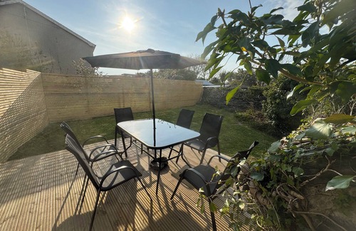 Holyhead Cabaña | 1 MONA TERRACE, pet friendly, with open fire in Llanfachraeth
