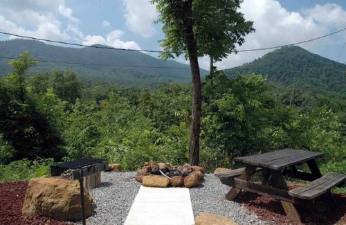 Sevierville Cabina | 1 de A Kind Log Cabin, Increíbles vistas de 360, Completamente privado, HotTub, Firepit