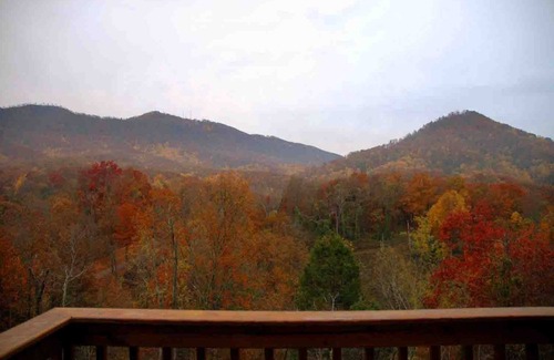 Sevierville Cabina | 1 de A Kind Log Cabin, Increíbles vistas de 360, Completamente privado, HotTub, Firepit