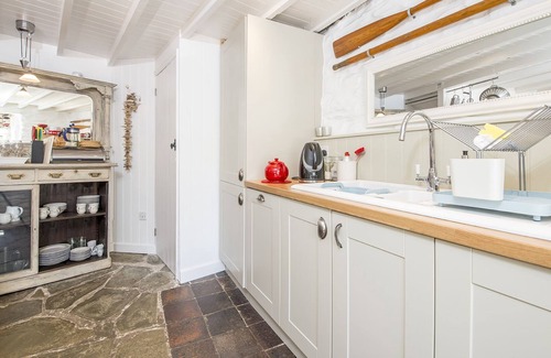 St Dogmaels Cabaña | 1 Penally Boathouse Mews, Holiday Cottage St Dogmaels, Sleeps 4, 2 bedrooms, bathrooms