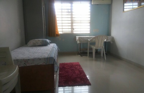 Indore Casa | 1 habitación privada para una persona cerca de la Plaza Bangali - Comida casera disponible