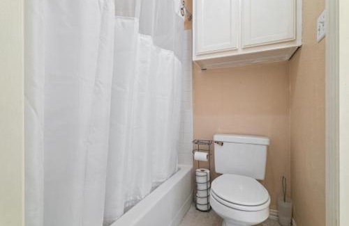 Far North Dallas Casa | 1 Room with Cozy Bed