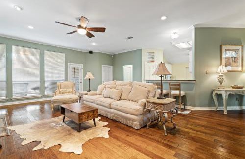 Far North Dallas Casa | 1 Room with Cozy Bed