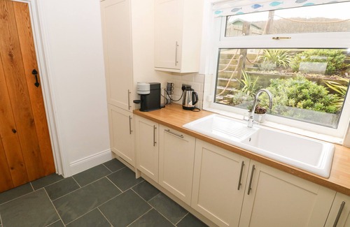 Horton Cabaña | 1 SALT COTTAGE, pet friendly, country holiday cottage in Port Eynon