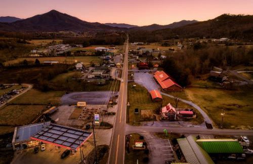 Gatlinburg - Pigeon Forge Casa | #1 Smokies Cabin! Fall VIEWS, Game Rm, FirePit