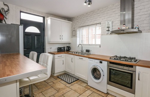 Burgh le Marsh Cabaña | 1 THE BAYS, pet friendly, with a garden in Burgh Le Marsh