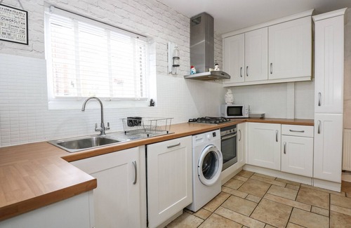 Burgh le Marsh Cabaña | 1 THE BAYS, pet friendly, with a garden in Burgh Le Marsh