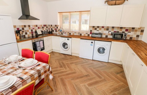 Robeston Wathen Cabaña | 1 THE WARREN, pet friendly, country holiday cottage in Narberth